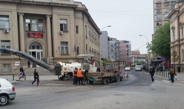 Radovi u centru, gužva u saobraćaju (FOTO)