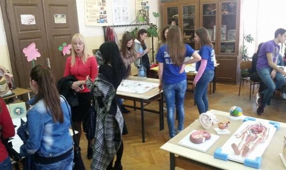 Kragujevčani oduševljeni eksperimentima u Prvoj gimnaziji (FOTO)