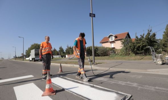 Obeležavanje horizontalne signalizacije u  naseljima  Aaerodrom i Šumarice (Foto)