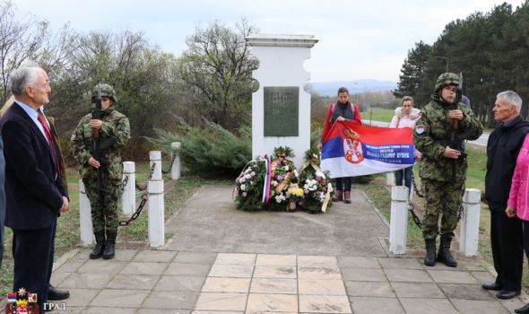 Sećanje na žrtve Skopskog đačkog bataljona: Odata počast kraj spomenika-krajputaša ”1300 kaplara”