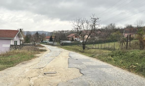 Meštanima Maršića “Čista Srbija” odnela asfalt – Čekaju i dalje da se ulica vrati u prvobitno stanje
