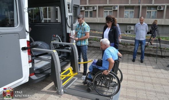 Osobe sa invaliditetom dobile specijalizovano vozilo gradskog prevoza