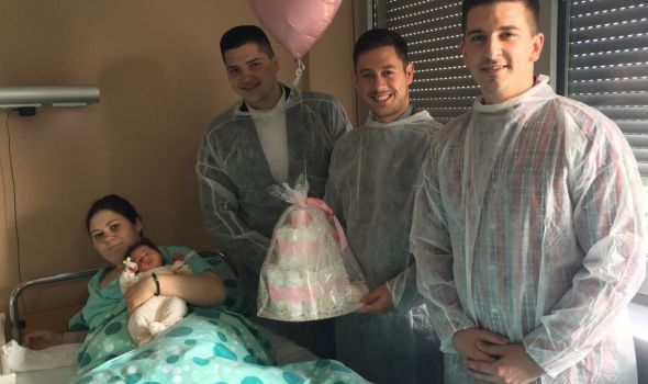 Rotarijanci darivali prvorođenu bebu na Uskrs