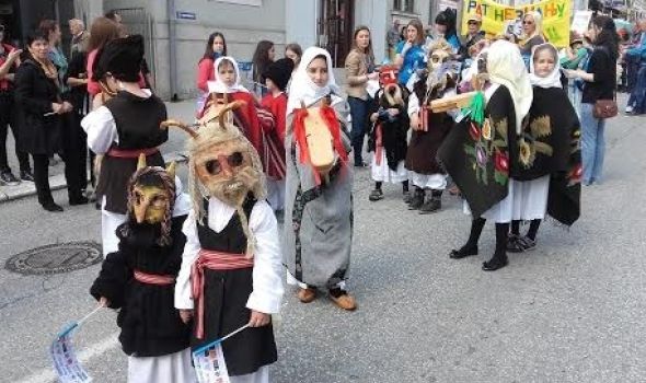 Karneval: Maskirani mališani prodefilovali ulicama (FOTO)