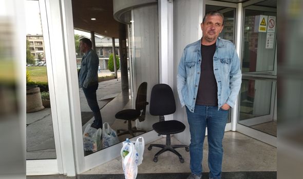 Milosavljević i dalje u štrajku: Noć proveo na ulazu u zgradu Gradske uprave