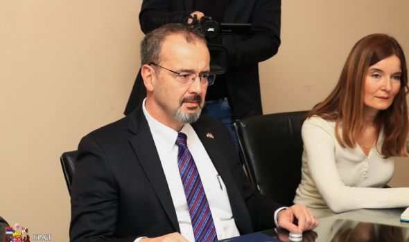 Ambasador SAD u Srbiji Entoni Godfri u Kragujevcu: O odnosima Srbije i Amerike, izborima, saradnji