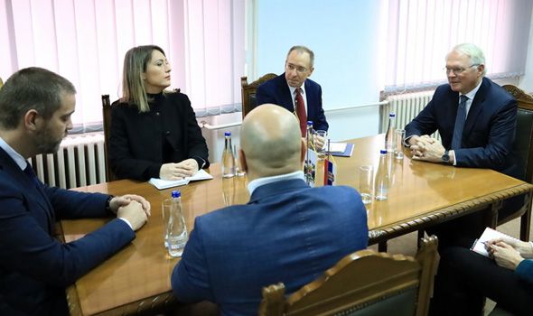 Ambasador SAD Kristofer Hil posetio Kragujevac: Evo o čemu je pričao sa Dašićem (FOTO)