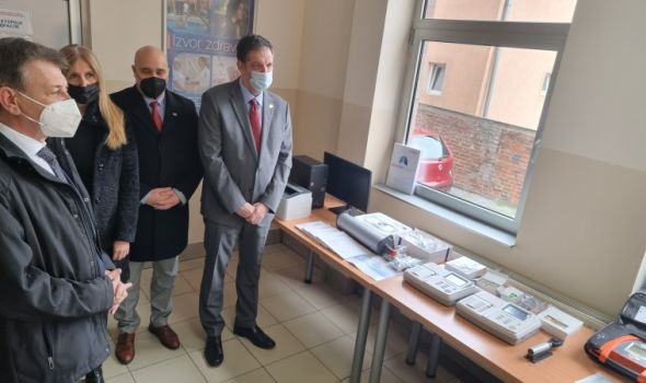 Ambasador Izraela Jahel Vilan uručio medicinsku opremu kragujevačkom Domu zdravlja vrednu 10.000 dolara