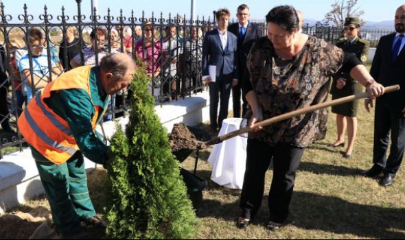 Ambasadorka Slovačke zasadila Drvo mira u Memorijalnom kompleksu palim Slovacima