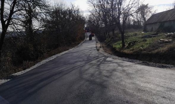 Asfaltiran put u zaseoku Petrovići u Dobrači