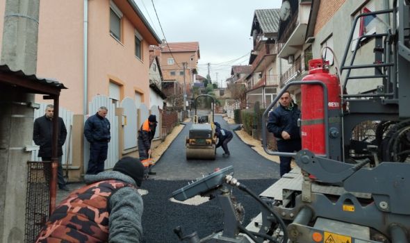 JKP Šumadija asfaltira u Stanovu i na Pivari, Preduzeće za puteve u Vlakči (FOTO)