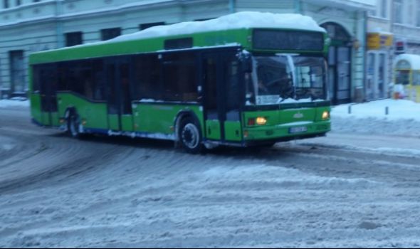Veliki broj linija javnog prevoza i dalje skraćen zbog snega