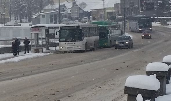 Zbog snega skraćeno 15 linija javnog prevoza