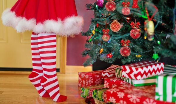 Ko je prvi poslao božićnu čestitku i odakle potiču božićne čarape: Poreklo najrasprostranjenijih prazničnih običaja