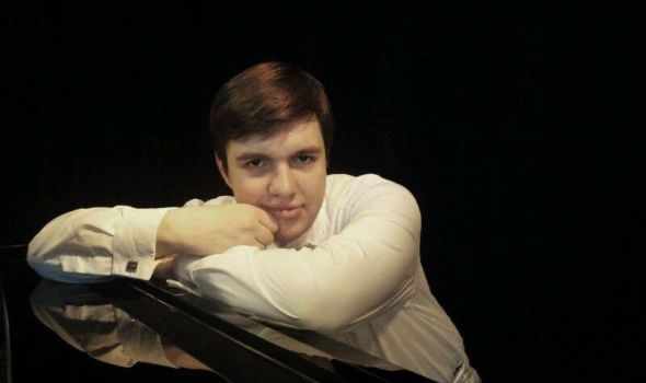 Pijanista Pavel Kačnov u Svečanoj sali Prve kragujevačke gimanzije