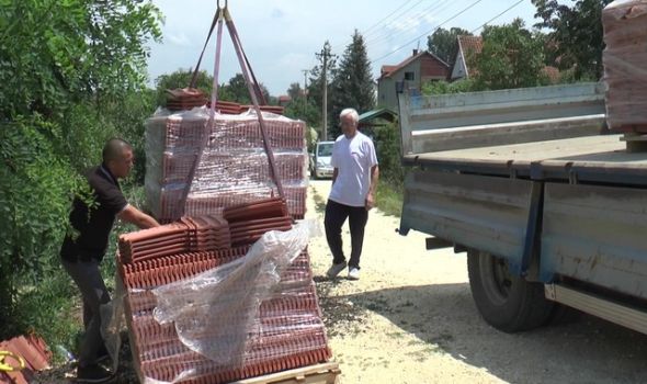 Meštani Šumarica donirali crep porodici čije je domaćinstvo stradalo u požaru
