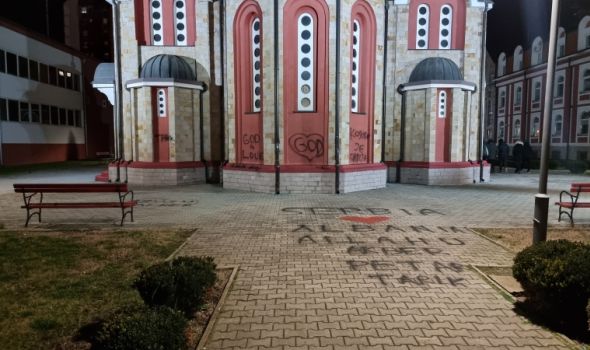 OSKRNAVLJENA crkva na Aerodromu: Ispisana grafitima “Allahu akber“, “Kosovo je Srbija“... (FOTO)