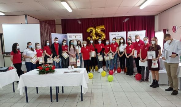 Volonteri Omladinske terenske jedinice „Dr Elizabet Ros“ Crvenog krsta Kragujevac obeležili 35 godina rada
