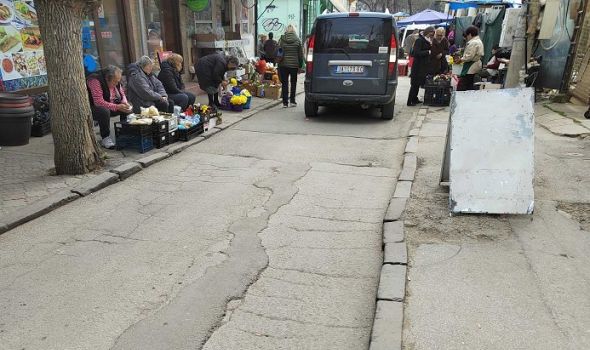 Žalosno je proći ulicom CRVENOG BARJAKA, nadležni OPET kažu - "Biće rekonstruisana" (FOTO)