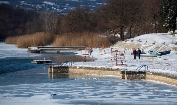 Kragujevčani ugrožavaju život zbog "zabave": Ne klizajte i ne prelazite preko zaleđenog jezera!