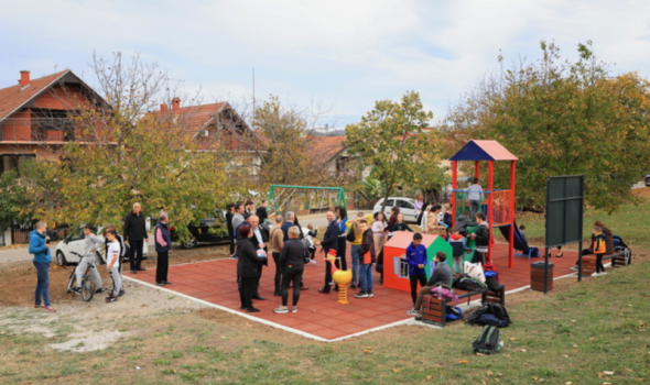 Novo dečje igralište dobili mališani u Bresnici, slede naselja Ilićevo i Korićani
