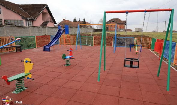 Naselje Šumarice dobilo dečije igralište, mališanima i paketići (FOTO)