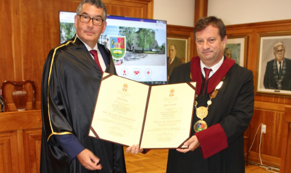 Prof. dr Denis Solomon svečano promovisan u počasnog doktora nauka Univerziteta u Kragujevcu