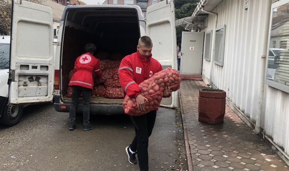 Škola iz Rekovca donirala 1.300 kilograma krompira kragujevačkom Crvenom krstu za NAJUGROŽENIJE (FOTO)