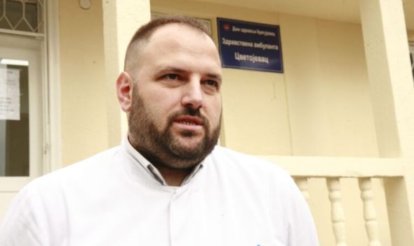 Dr Aleksandar (37) radi u seoskoj ambulanti u okolini Kragujevca, zbog posla dnevno putuje po 40 kilometara, ipak, na odlazak iz Srbije ni ne pomišlja