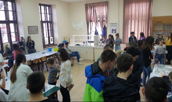 Daj(t)e se na znanje: Eksperimenti 500 učesnika oduševili Kragujevčane u Prvoj gimnaziji (FOTO)