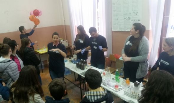 Kragujevčane oduševili eksperimenti u Prvoj gimnaziji (FOTO)