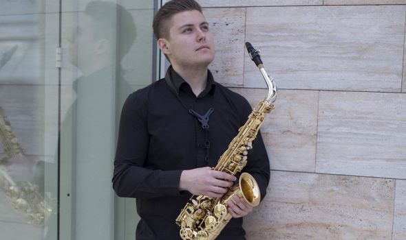 Saksofonista Filip Orlović i pijanistkinja Jovana Radovanović u Univerzitetskoj galeriji