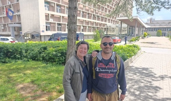 Kragujevački aktivista priveden, pa pušten, zbog pokazivanja srednjeg prsta autobusima koji su se spremali za odlazak na miting u Niš