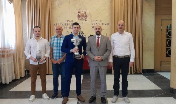 Pehar Svetskog kupa za harmoniku ponovo u rukama Kragujevčanina