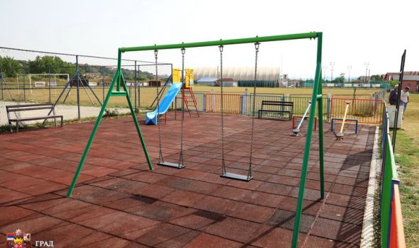 Novo igralište za mališane u Velikom Polju, u planu postavljanje veštačke stene u Kragujevcu (FOTO)