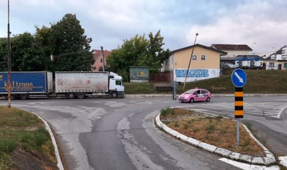 Ko parkira vozila na raskrsnici kod OŠ “Treći kragujevački bataljon”? Meštani besni: Ugroženi su vozači i pešaci!