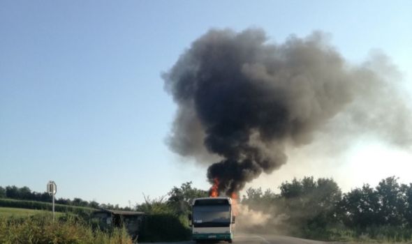 Izgoreo putnički autobus na putu od Kragujevca do Rače