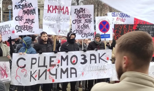 Zastani za budućnost: Održan Javni čas na Đačkom trgu (FOTO)