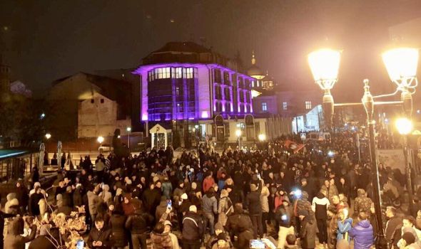 Pištaljke, badnjak i Če Gevara: Kragujevac se priključio protestu "1 od 5 miliona" (FOTO)