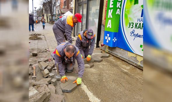 JKP "Šumadija" popravlja behaton u centru grada i rekonstruiše trotoar oko OŠ "Đura Jakšić" (FOTO)