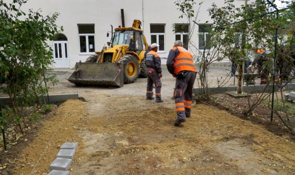 Rekonstrukcija školskog dvorišta OŠ „Julijana Ćatić“ u Stragarima (FOTO)