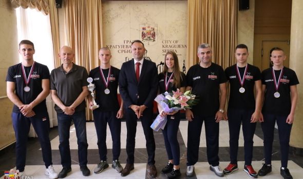 Kik bokseri Radničkog osvojili osam medalja u Boru