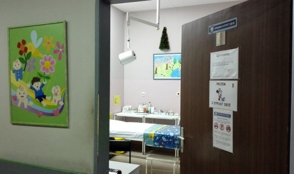 Humani Kragujevčani za bolje uslove tokom lečenja mališana: 20 dušeka i jastuka Klinici za dečju hirurgiju (FOTO)