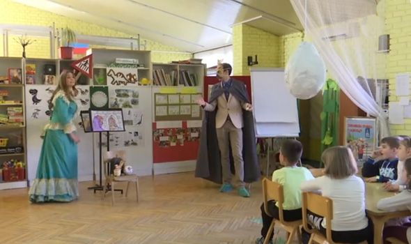 “Komišibaj” u vrtiću “Kolibri”: Gimnazijalci uz crteže na papiru pričali bajke deci