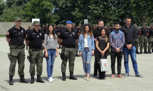 Kraljevački žandarmi i kragujevački studenti prava pomažu deci na Kosovu i Metohiji (FOTO)