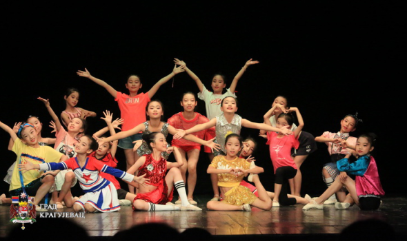 Scenski performans muzičko-plesne trupe "Mali labud" iz Kine (FOTO)