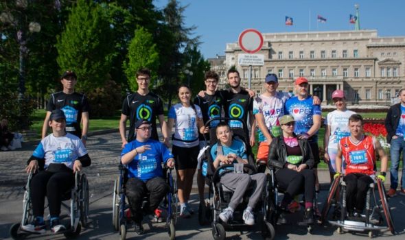 Kragujevčani istrčali Beogradski maraton asistirajući devojci u invalidskim kolicima