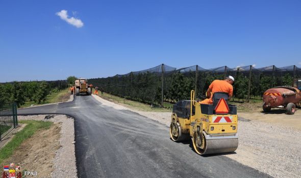 U Masloševu u toku radovi na asfaltiranju puta, važno za stanovnike sela, naročito za voćare (FOTO)