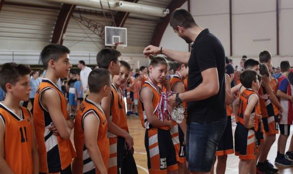 Poznati košarkaši podelili medalje i pehare mladim nadama RKS Centralne Srbije