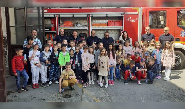Međunarodni dan vatrogasaca: Učenici OŠ “Milutin i Draginja Todorović” posetili Vatrogasni dom (FOTO)